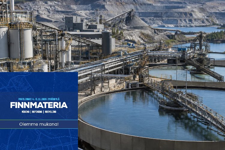 Kaivos- ja rikastamoalueen prosessivesialtaita, putkistoja ja teollisuuslaitteistoa avolouhoksen yhteydessä, FinnMateria 2026 -messugrafiikalla.